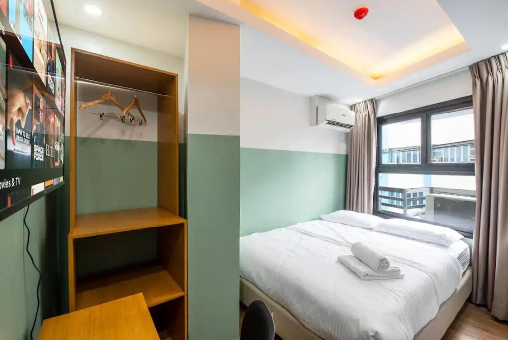 Downtown Apartment | St. Marvin Studio Makati M502