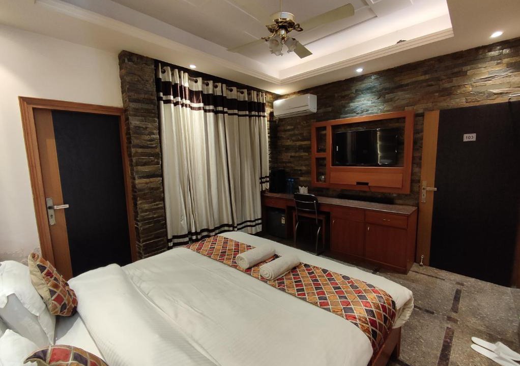 Sector 70 Hotel | Stay @ 203