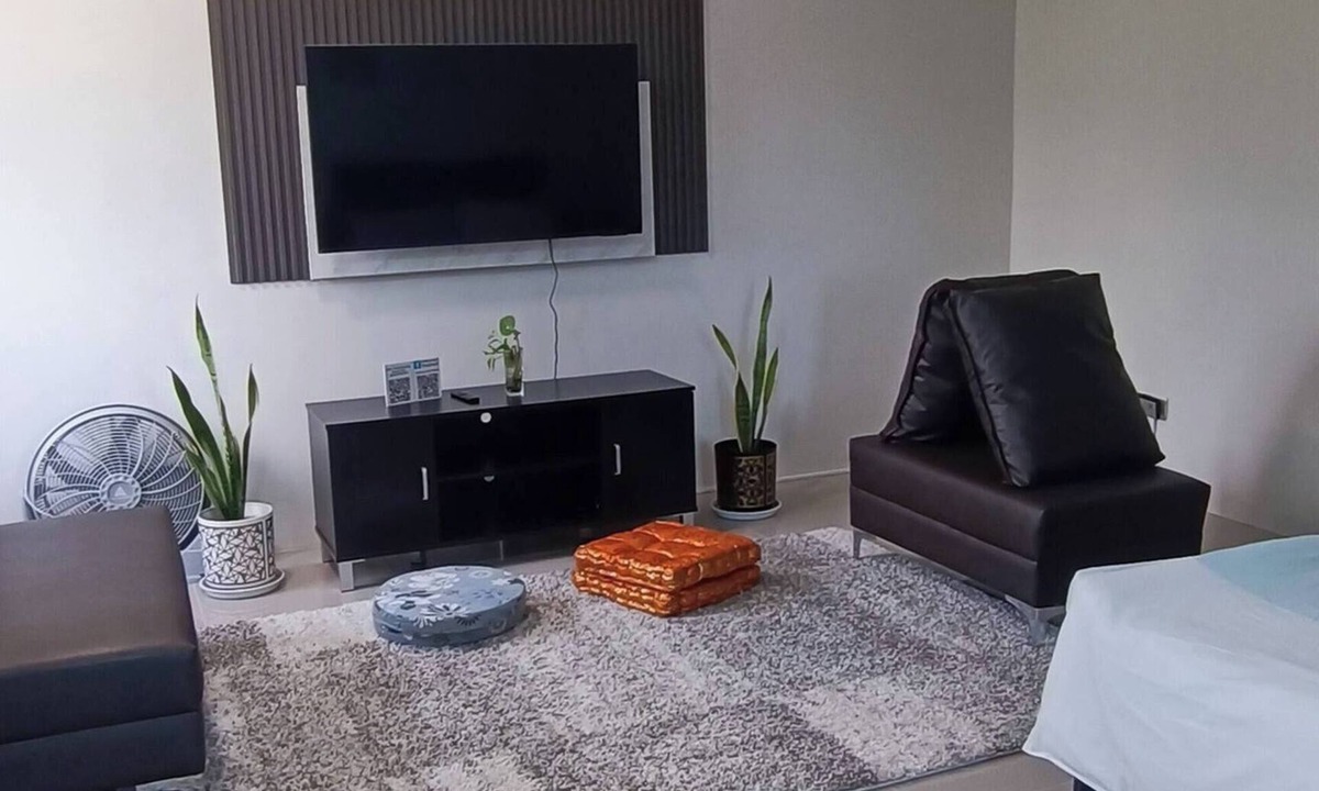 Calamba Apartment | Stay at Diez R1, Queen bed and Private Kitchen
