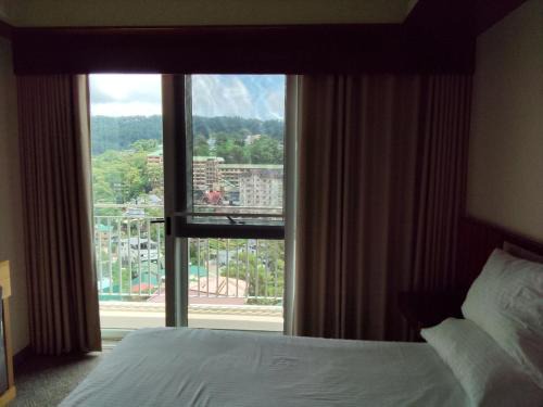 Baguio Apartment | Studio 510 A Slice of Baguio Paradise with pool and view