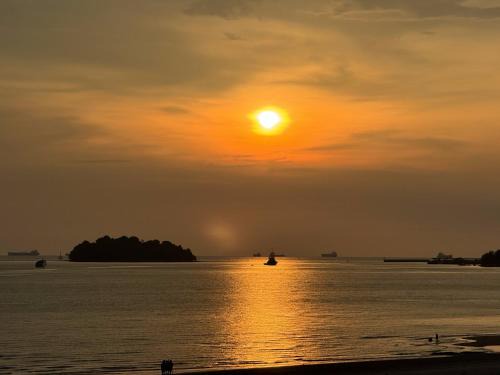 Taman Haji Zainal Apartment | Sunset Seaview Beach Escape PD
