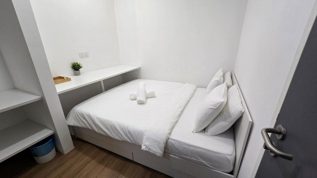 Kampung Jiboi Hotel | Swing & Pillows - Paroi Gateway