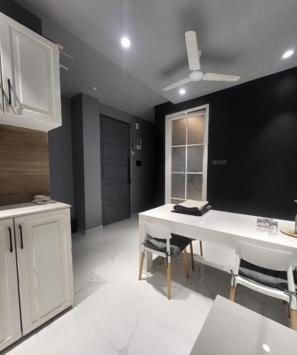 Allahabad Apartment | The Glass Home