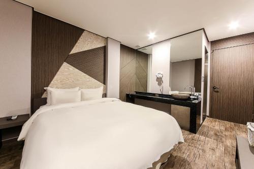 Yeon-dong Hotel | The Oreun Echae Hotel