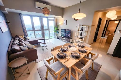 Bonifacio Global City Apartment | Travellers Haven 3br BGC, Bathtub, XBOX, 200mbps
