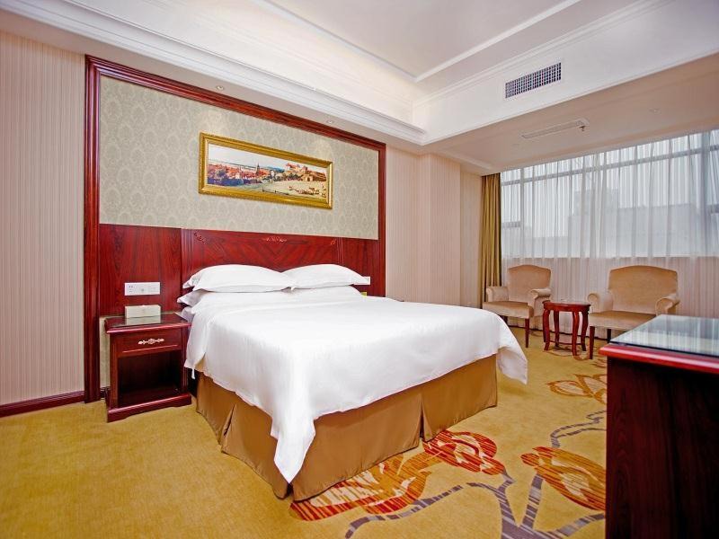 Longhua District Hotel | Vienna Hotel Shenzhen Shiyan Shilong Community