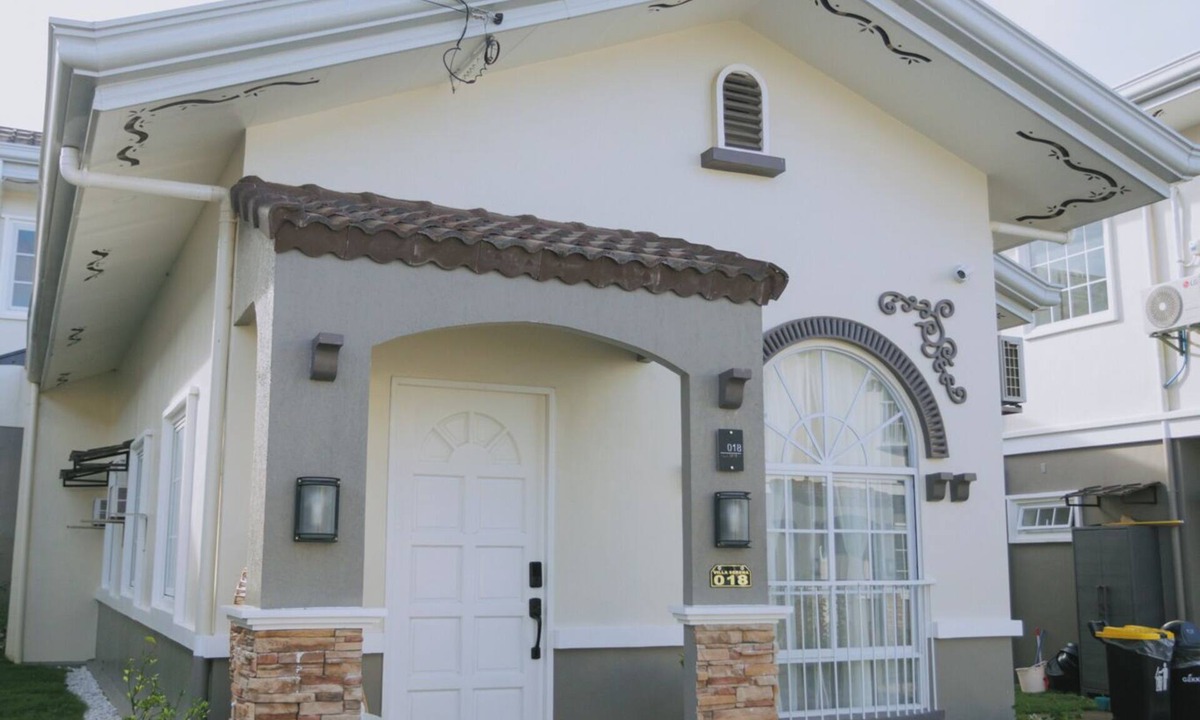 Dauis Villa | Villa Serena - Cozy 3-bedroom home complete full kitchen and communal pool