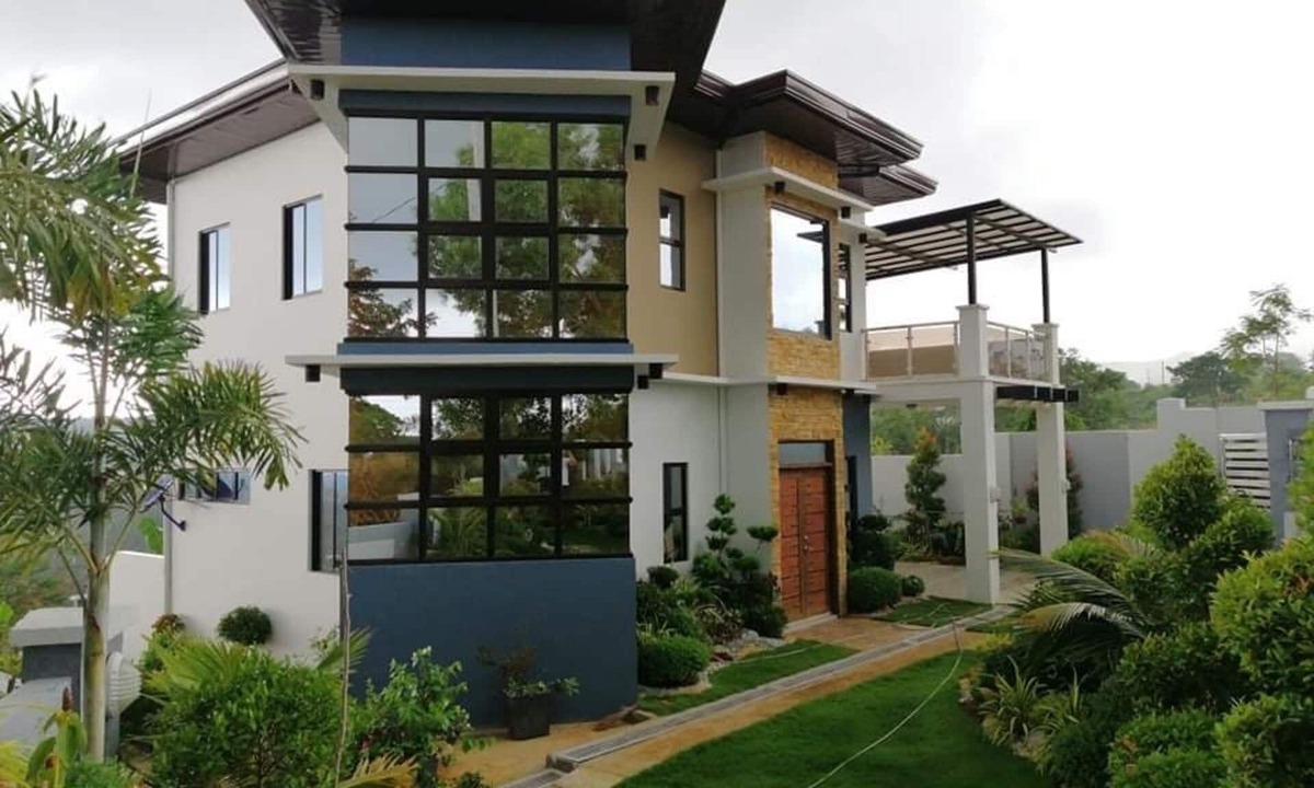 Mariveles Villa | Villa - Sleeps 10 - Communal Pool - Parking