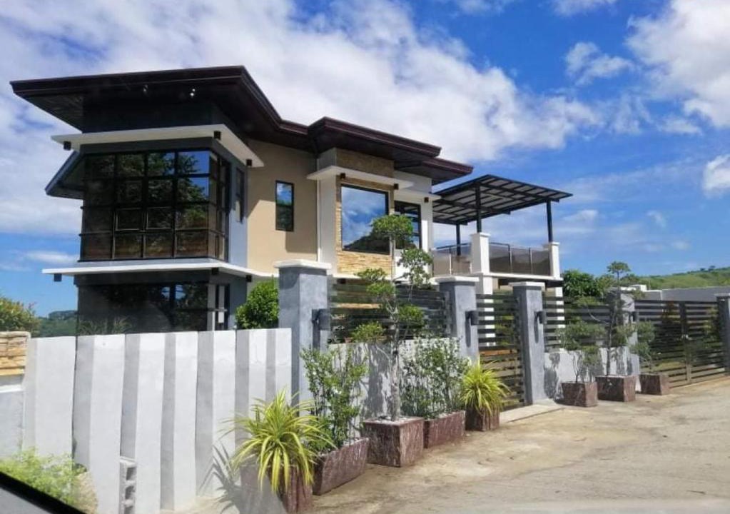Bataan Villa | Villa - Sleeps 10 - Communal Pool - Parking