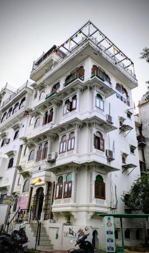 Lake Swaroop Sagar Hostel | Whereabout Hostel Udaipur