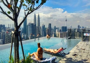 Deluxe King Suite with Garden View 5