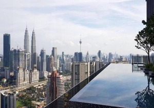 Deluxe King Suite with Twin Tower View 6