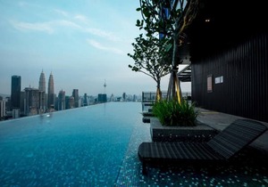 Deluxe King Suite with Twin Tower View 6