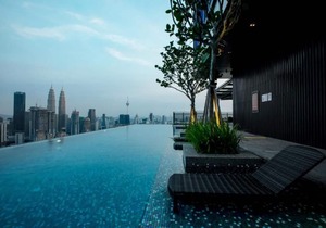 Deluxe King Suite with Twin Tower View 19