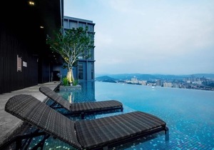 Deluxe King Suite with Twin Tower View 19