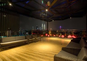 Deluxe King Suite with Twin Tower View 31