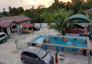 Mri Homestay Sg Buloh - 3 Br House on First Floor with Centralised Pool