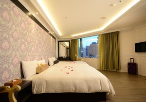 R 1633 Golden Age Hotel