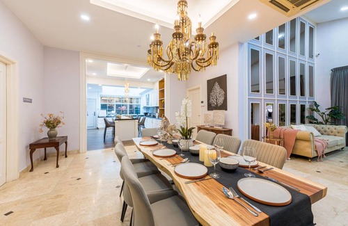 Petaling Jaya House | 1115 m² Bungalow ∙ 6 bedrooms ∙ 25 guests