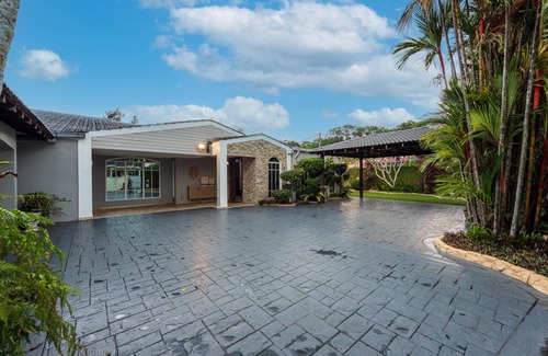 Petaling Jaya House | 1115 m² Bungalow ∙ 6 bedrooms ∙ 25 guests