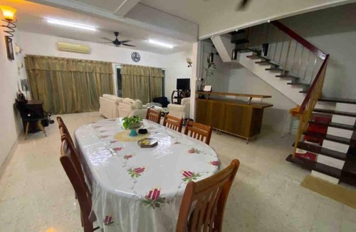 Cheras House | 130 m² House ∙ 5 bedrooms ∙ 11 guests
