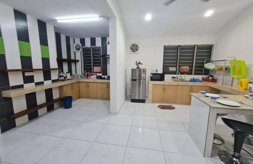 Usj 6 House | 150 m² Bungalow ∙ 4 bedrooms ∙ 15 guests