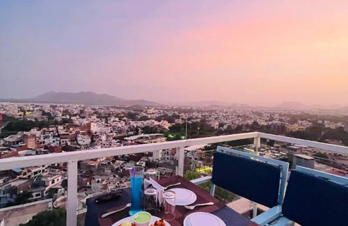 Lake Swaroop Sagar Hotel | 300 m² Hotel ∙ 2 guests