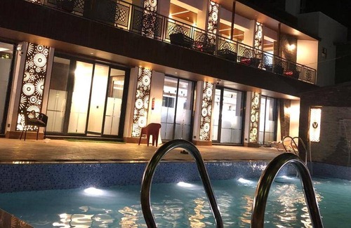 Lansdowne Hotel | 350 m² Hotel ∙ 2 guests