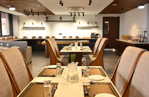 Lansdowne Hotel | 350 m² Hotel ∙ 2 guests