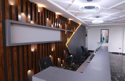 Lansdowne Hotel | 350 m² Hotel ∙ 2 guests