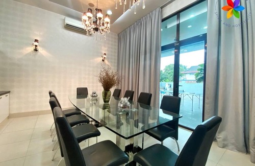 Subang Jaya House | 465 m² House ∙ 8 bedrooms ∙ 40 guests