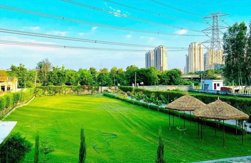 Noida House | 5000 m² House ∙ 2 bedrooms ∙ 10 guests