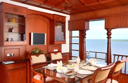 Alappuzha Boat Rental | 60 m² Houseboat ∙ 7 bedrooms ∙ 18 guests