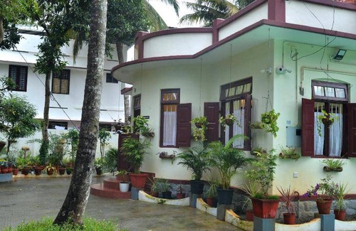 Thiruvananthapuram House | 8000 m² Bungalow ∙ 2 bedrooms ∙ 5 guests