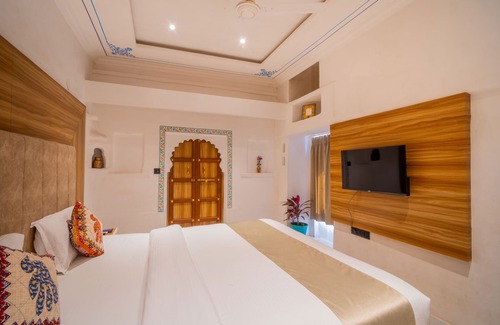 Lake Swaroop Sagar Hotel | Amoraya Hotels & Resorts
