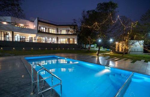 Rajgurunagar Villa | Earth Song by StayVista - Boasting an Open theatre, Games, Spacious lawn, Swimming pool & Conference room