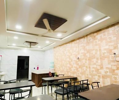 Udaipur City Centre Hotel | Gyanav Hotel and Restaurant