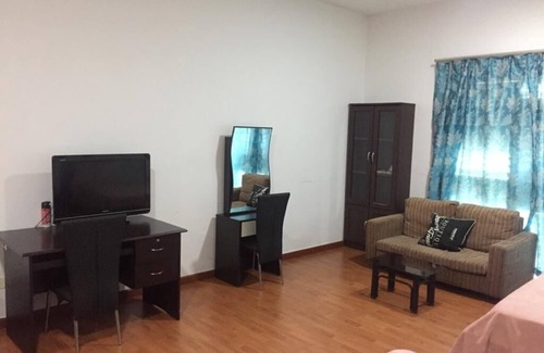 Kuala Lumpur City Centre Apartment | HJN MAYTOWER PRIVATE APPARTMENT AT JALAN MASJID INDIA WITH SWEEMING POOL