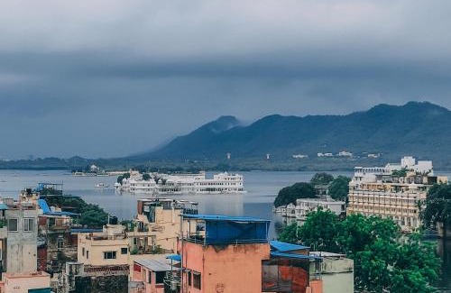 Lake Swaroop Sagar Hostel | Hotel Lake Bridge