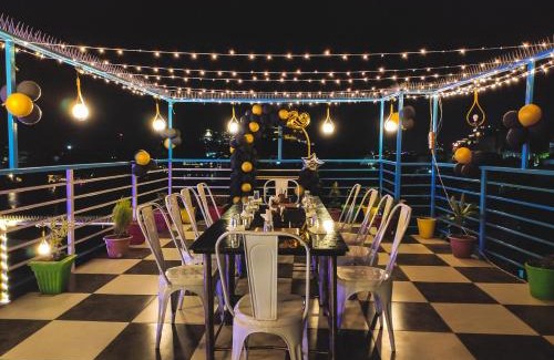 Lake Swaroop Sagar Hostel | Hotel Lake Bridge