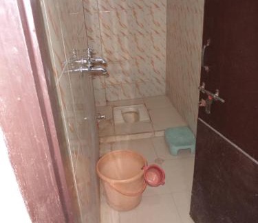 Sindhi Camp Hotel | Hotel Rajhans (Station road)