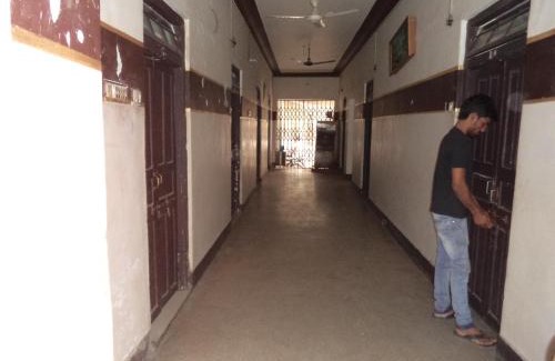 Sindhi Camp Hotel | Hotel Rajhans (Station road)