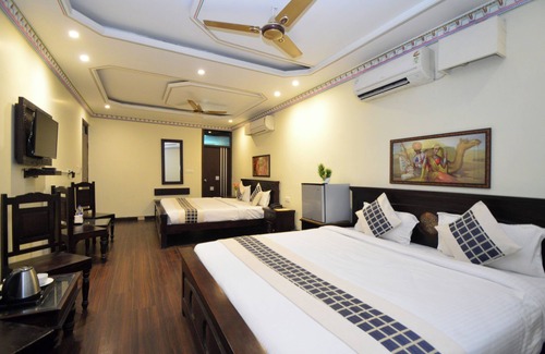 Amer Fort Road Hotel | HOTEL SURYA GARH