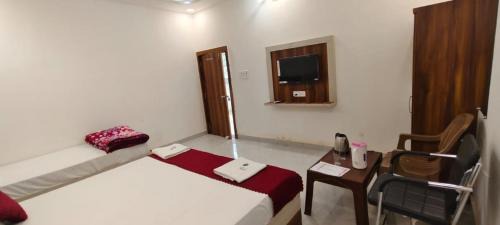Ayodhya Hotel | Hotel The Ram Krishna Palace Ayodhya Near Dasrath Mahal 500m -Railway Station 800m -Prime Location - Luxury and Spacious Room