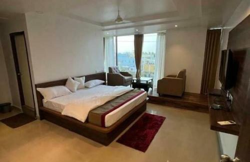 Hanmakonda Hotel | Hotel Vaishnavi Grand