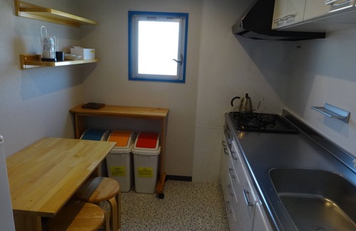 Ikuno Apartment | It has a kitchen, closet, shoe closet, washing machine, balcony and parking space. Can be dried indoors. It is 46 square meters in size and has a unique room decor.