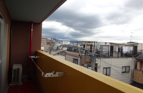 Ikuno Apartment | It has a kitchen, closet, shoe closet, washing machine, balcony and parking space. Can be dried indoors. It is 46 square meters in size and has a unique room decor.