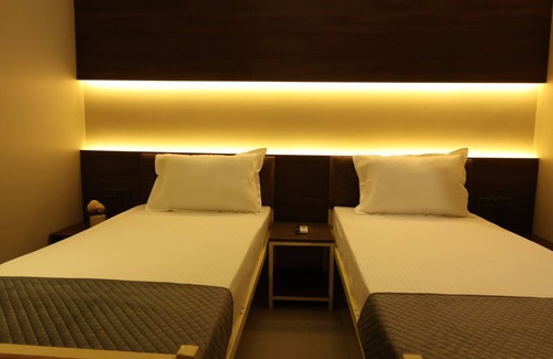 Amer Fort Road Hotel | Jaipur Qila-Boutique Hotel and Roof Cafe