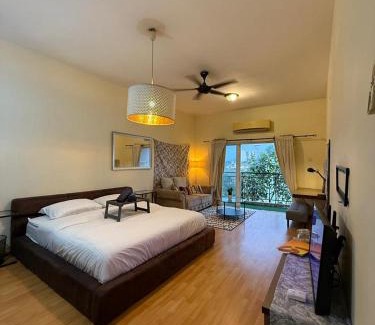Sri Hartamas Apartment | KL Hartamas Studio, King Bed, Pool, Wifi Smart TV