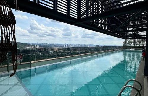 Damansara Perdana Apartment | Modern Artsy Suite with Love
